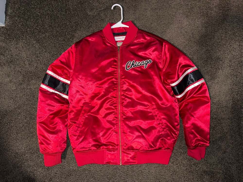 Mitchell & Ness Chicago Bulls Heavyweight Satin Jacket (Red), men’s Size M